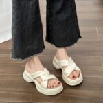 Trendy Women's Summer Outdoor Slippers 2026 New Korean Style Platform Thick-Soled Beach French Shoe